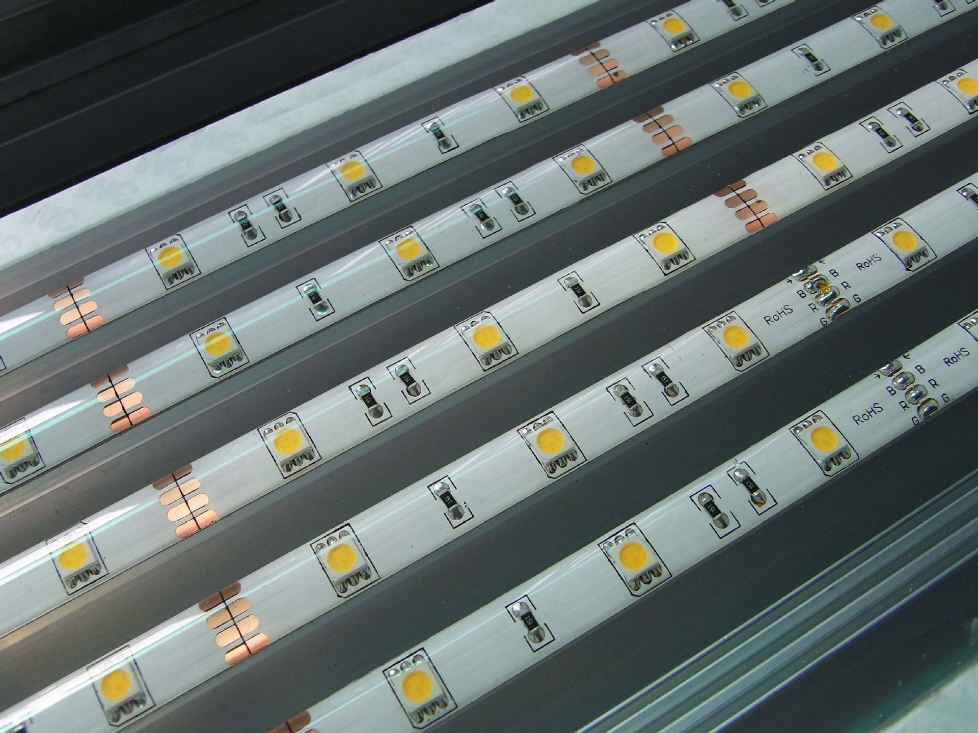 自恢復(fù)保險(xiǎn)絲接入LED燈中